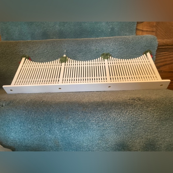 Vintage Byer’s Choice Picket Fence with garland 20”x 7” Great background display - Picture 6 of 6